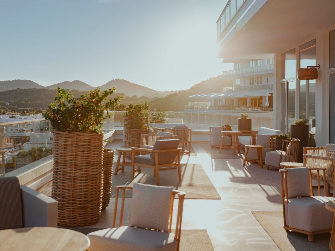 Image of Sunmoon Cala Llonga outside terracce with blue sky and sundown